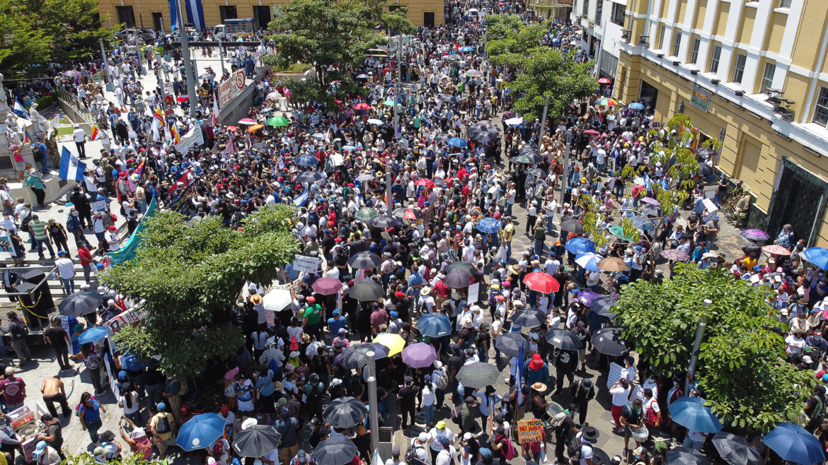 Miles de salvadoreños se declaran en resistencia contra Bukele